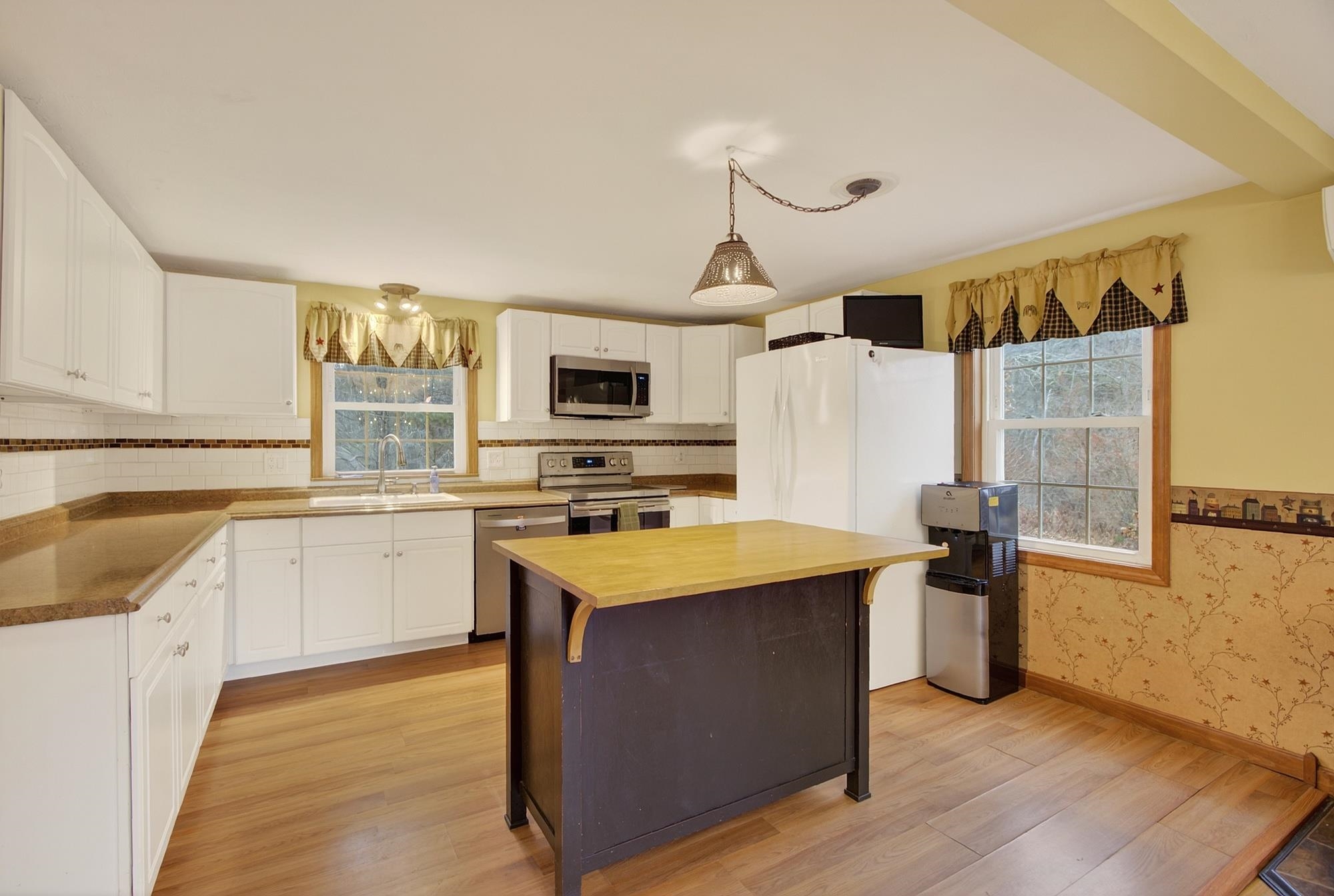 Merrimack, New Hampshire 03054, United States, 3 Bedrooms Bedrooms, ,2 BathroomsBathrooms,Residential,Pending,251562