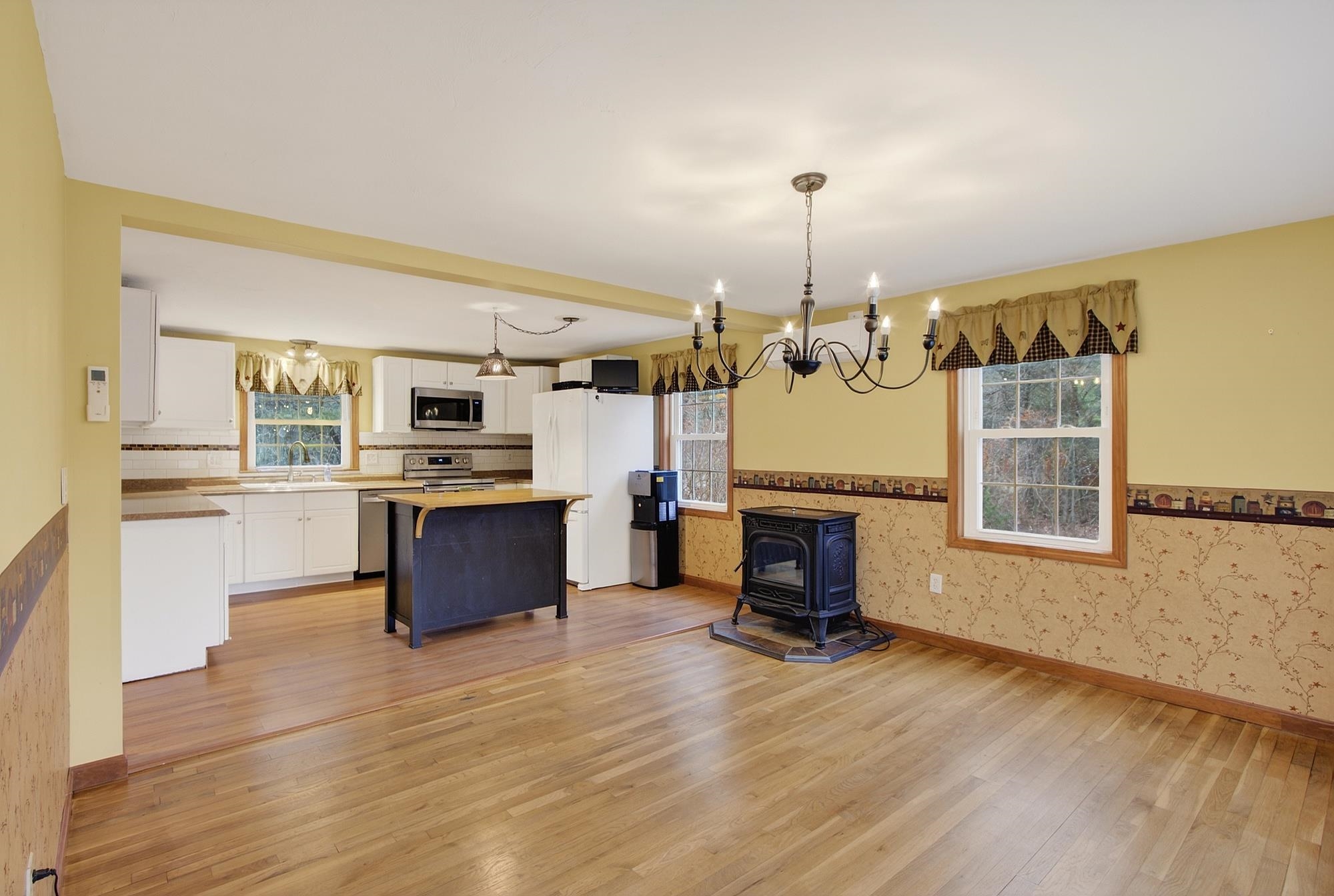 Merrimack, New Hampshire 03054, United States, 3 Bedrooms Bedrooms, ,2 BathroomsBathrooms,Residential,Pending,251562