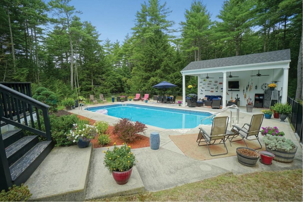 Photo of 53 Meadow Fox Lane, Chester, NH 03036 (MLS # 5082534)