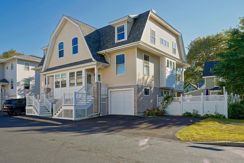 Photo of 5 Old Parish Way #8, Portsmouth, NH 03801 (MLS # 5082358)