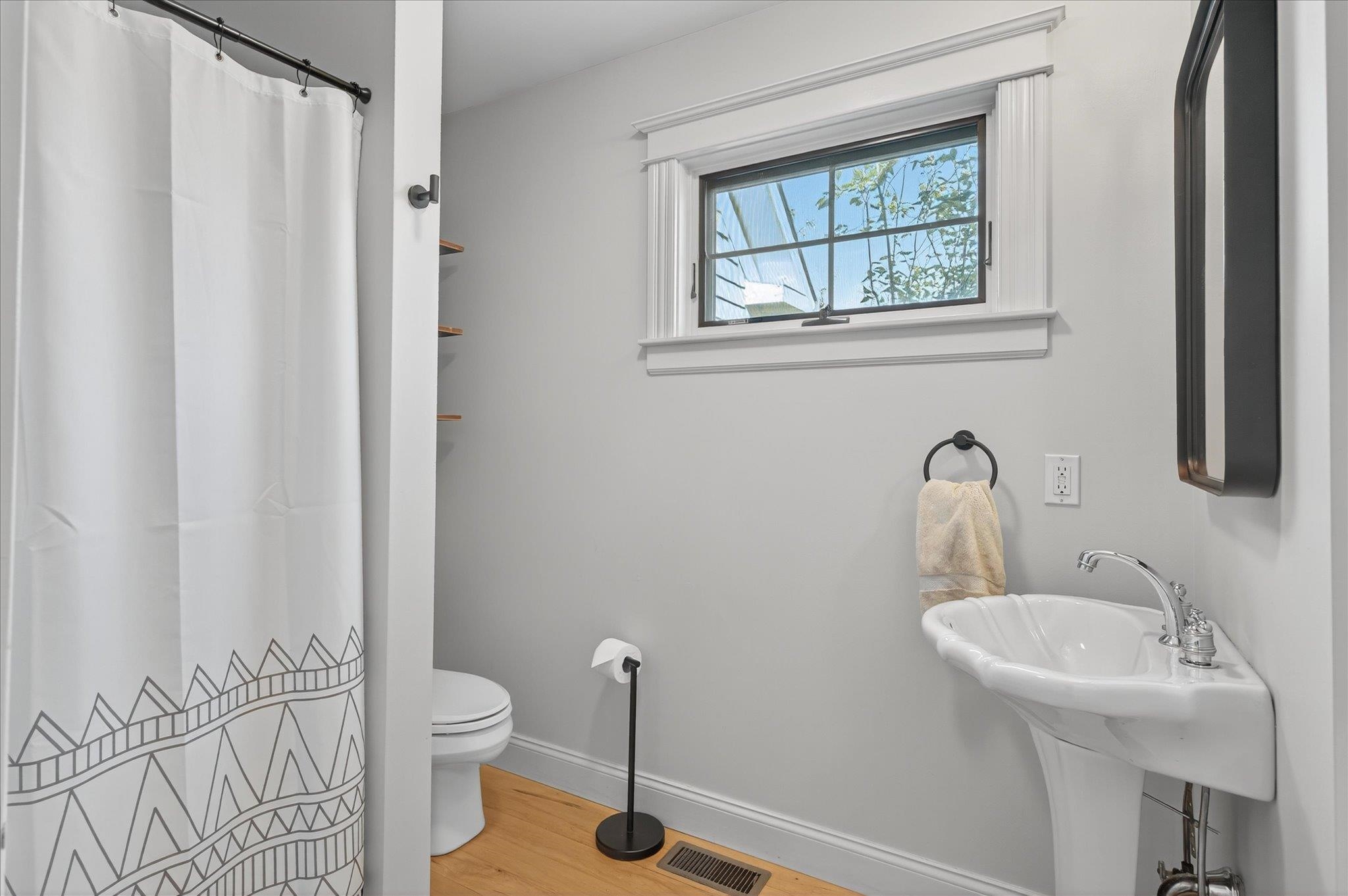 Waterbury, Vermont 05677, United States, 4 Bedrooms Bedrooms, ,4 BathroomsBathrooms,Residential,Active,228245