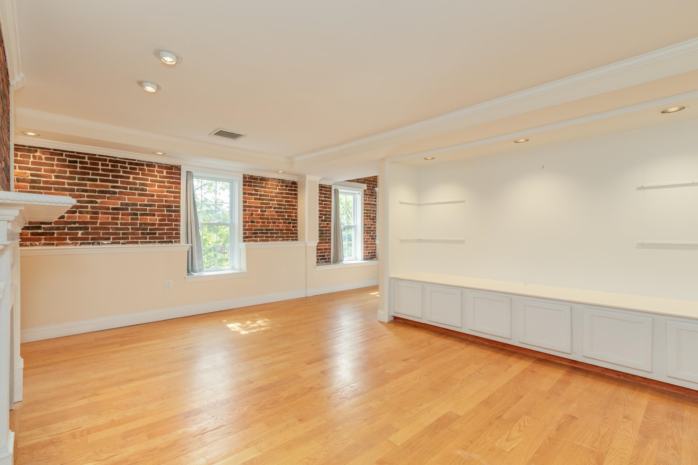 Manchester, New Hampshire 03101, United States, 2 Bedrooms Bedrooms, ,2 BathroomsBathrooms,Residential,Active,206020