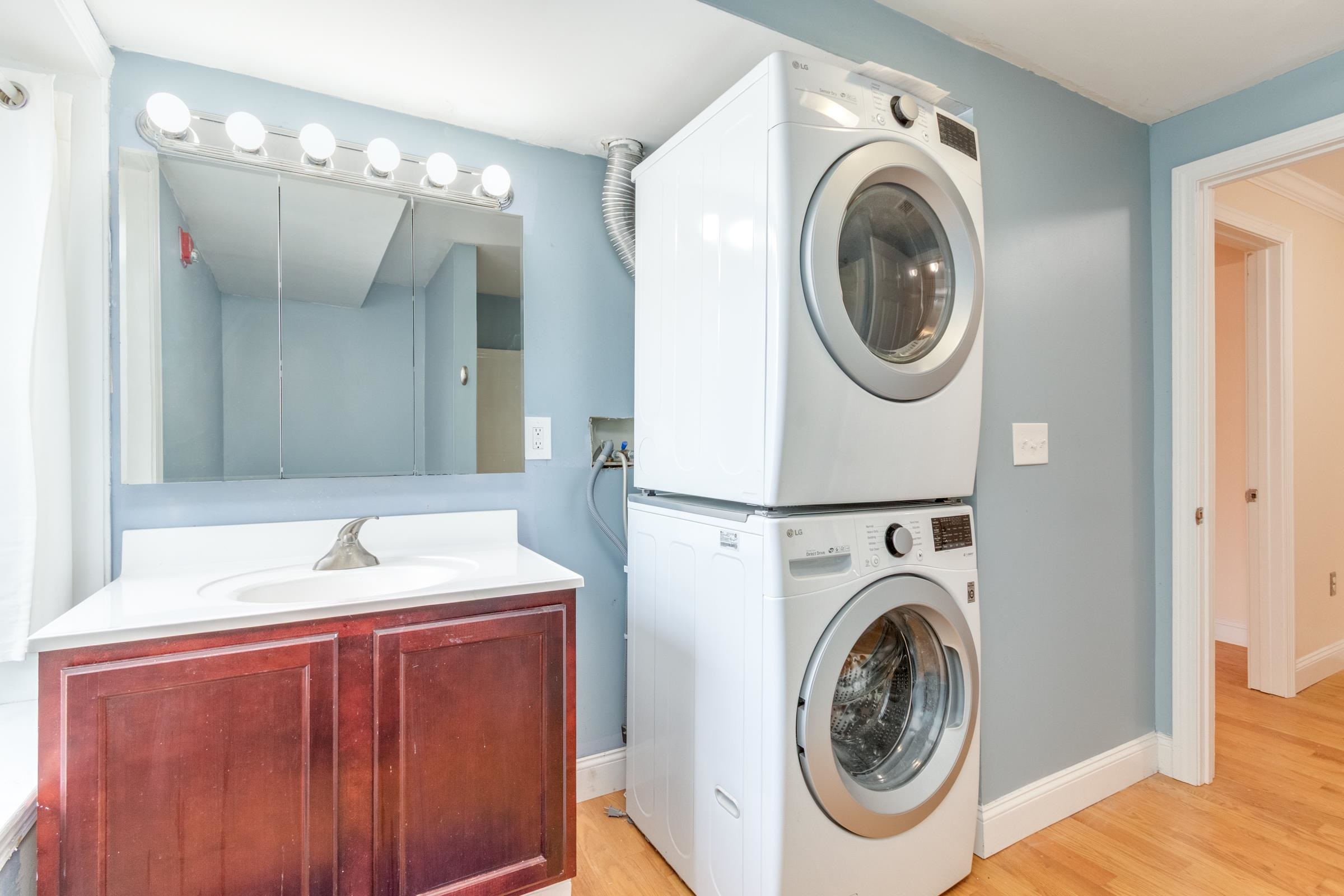 Manchester, New Hampshire 03101, United States, 2 Bedrooms Bedrooms, ,2 BathroomsBathrooms,Residential,Active,206020