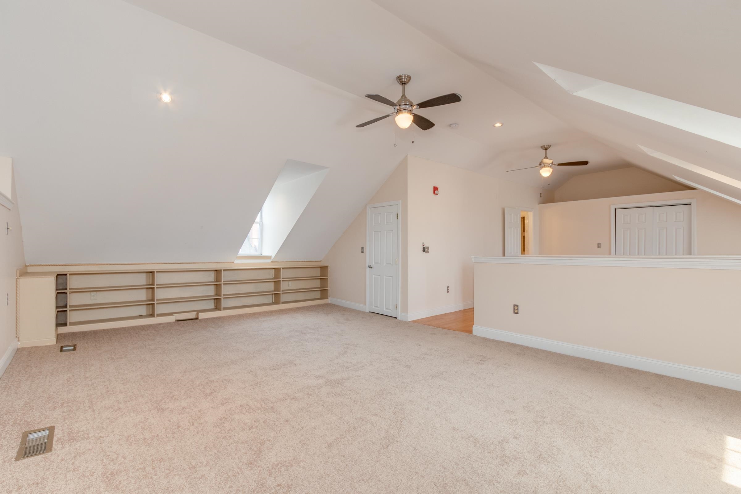 Manchester, New Hampshire 03101, United States, 2 Bedrooms Bedrooms, ,2 BathroomsBathrooms,Residential,Active,206020