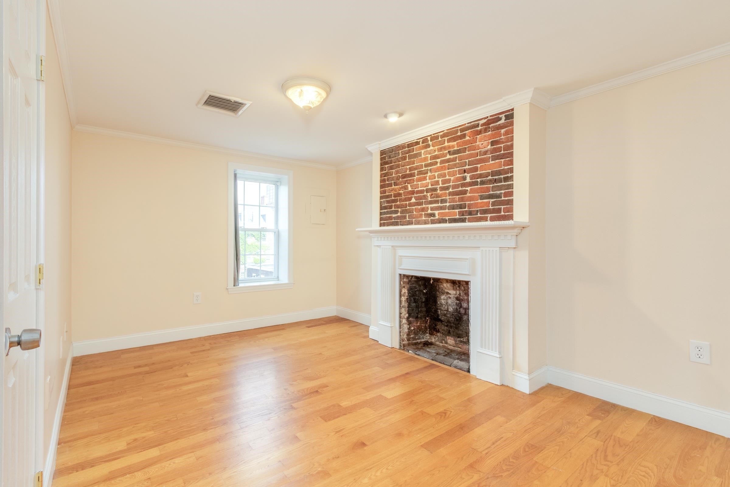 Manchester, New Hampshire 03101, United States, 2 Bedrooms Bedrooms, ,2 BathroomsBathrooms,Residential,Active,206020