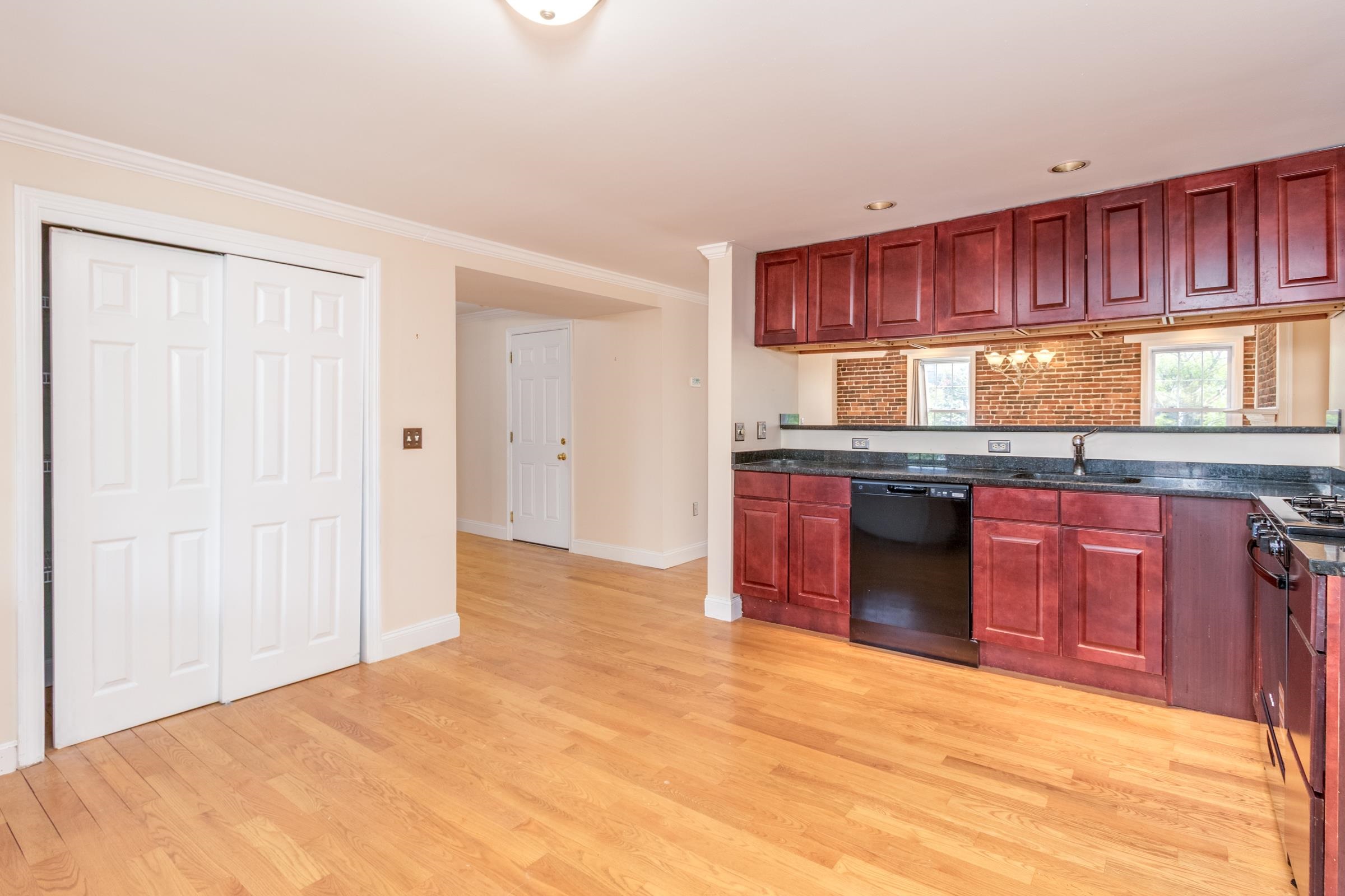 Manchester, New Hampshire 03101, United States, 2 Bedrooms Bedrooms, ,2 BathroomsBathrooms,Residential,Active,206020