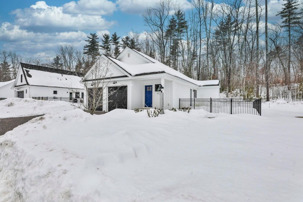 Photo of 11 Pendleton Farms Lane, Amherst, NH 03031 (MLS # 5078302)