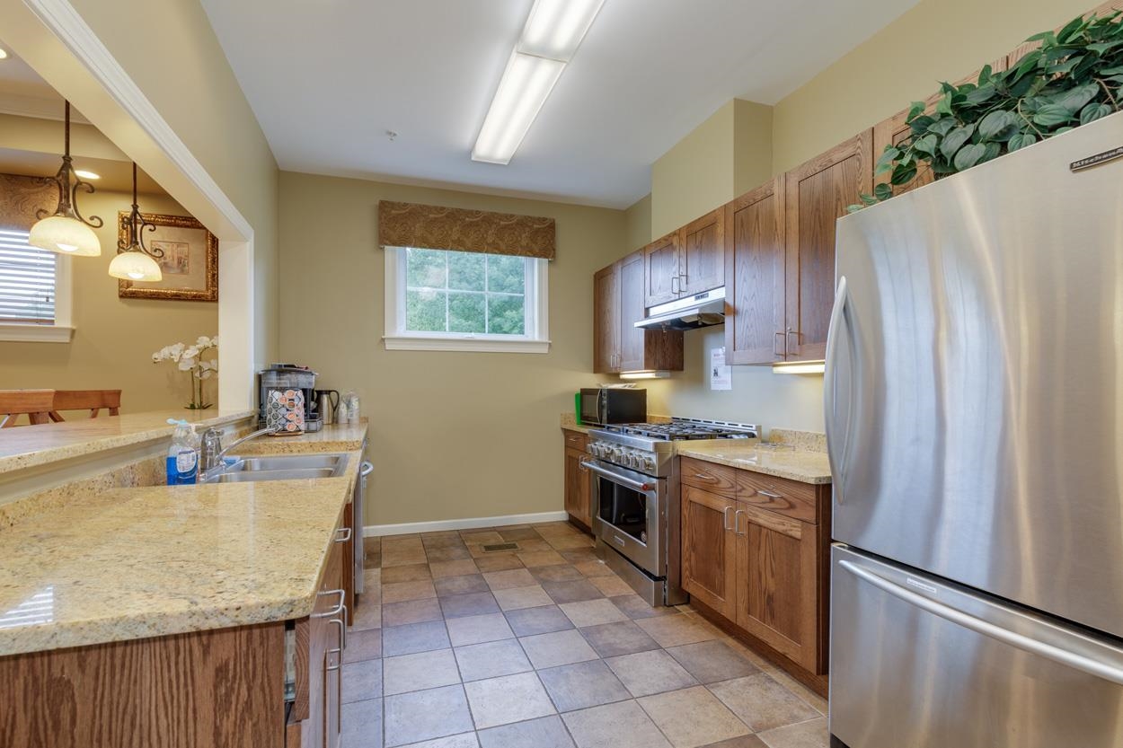 Manchester, New Hampshire 03102, United States, 2 Bedrooms Bedrooms, ,2 BathroomsBathrooms,Residential,Active,233443