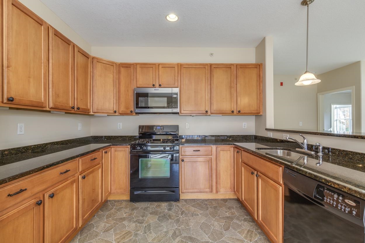 Manchester, New Hampshire 03102, United States, 2 Bedrooms Bedrooms, ,2 BathroomsBathrooms,Residential,Active,233443