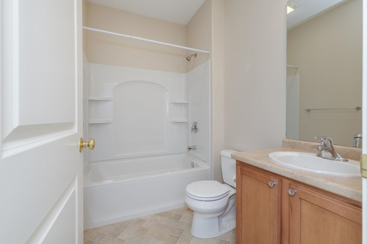 Manchester, New Hampshire 03102, United States, 2 Bedrooms Bedrooms, ,2 BathroomsBathrooms,Residential,Active,233443