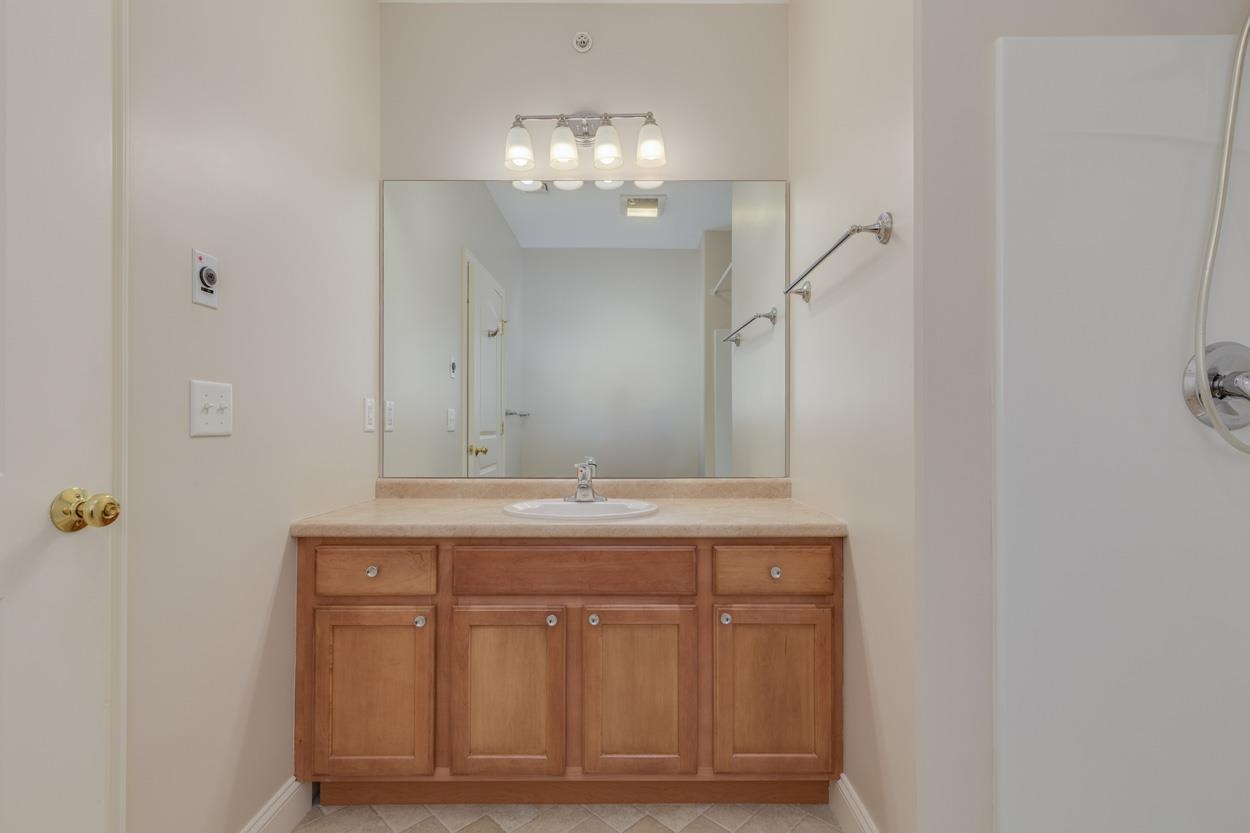 Manchester, New Hampshire 03102, United States, 2 Bedrooms Bedrooms, ,2 BathroomsBathrooms,Residential,Active,233443