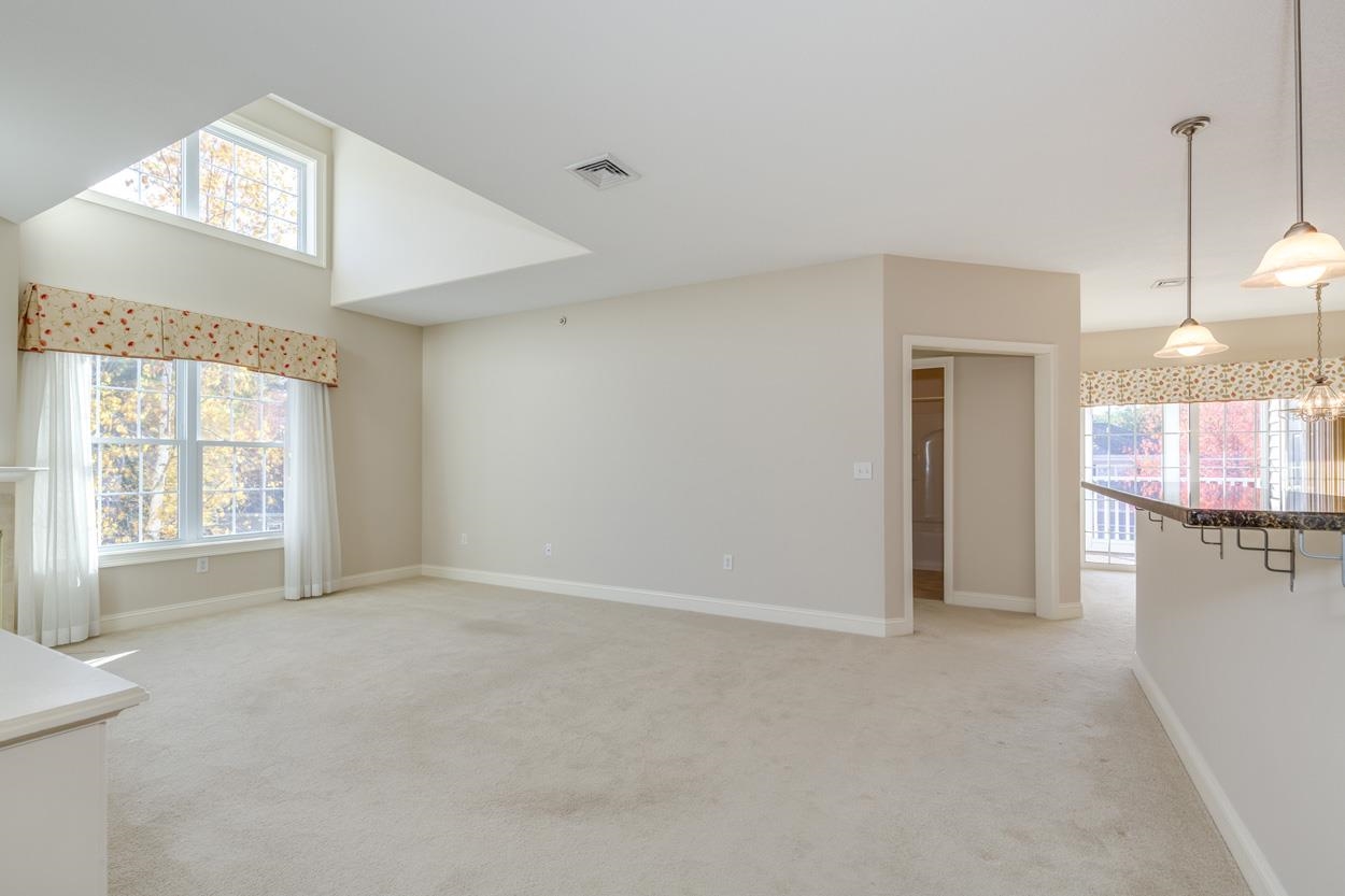 Manchester, New Hampshire 03102, United States, 2 Bedrooms Bedrooms, ,2 BathroomsBathrooms,Residential,Active,233443