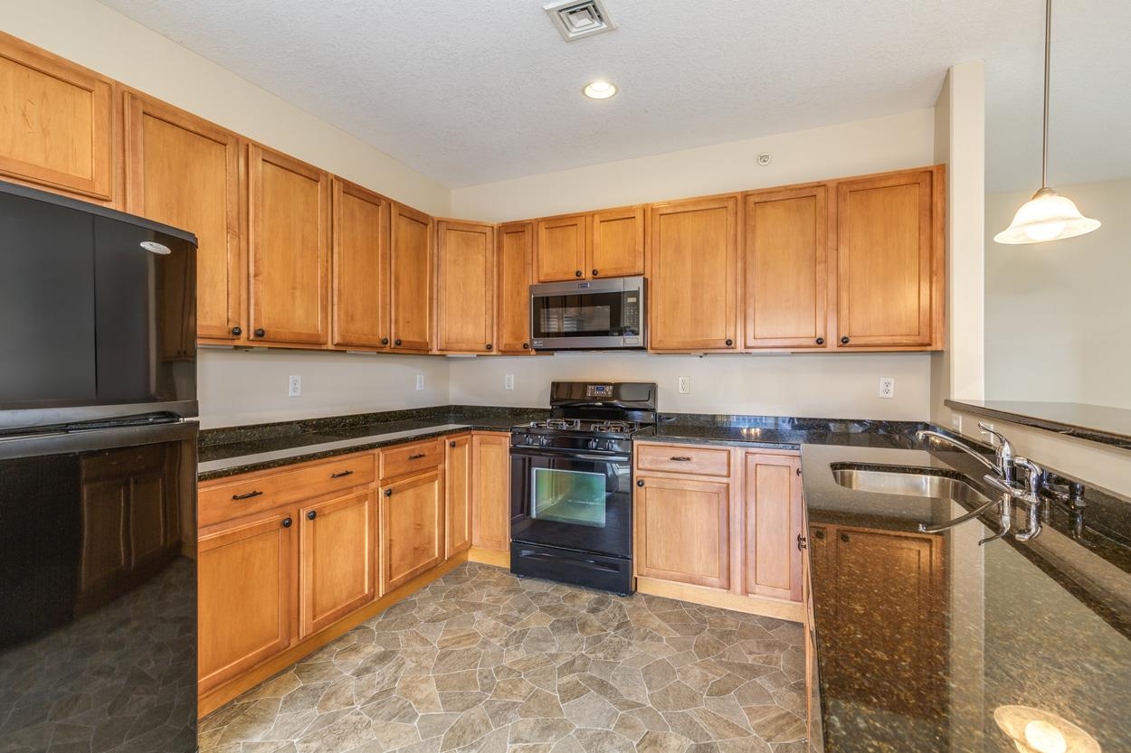 Manchester, New Hampshire 03102, United States, 2 Bedrooms Bedrooms, ,2 BathroomsBathrooms,Residential,Active,233443