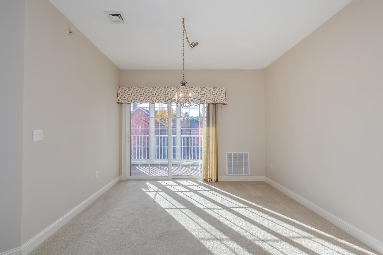 Manchester, New Hampshire 03102, United States, 2 Bedrooms Bedrooms, ,2 BathroomsBathrooms,Residential,Active,233443