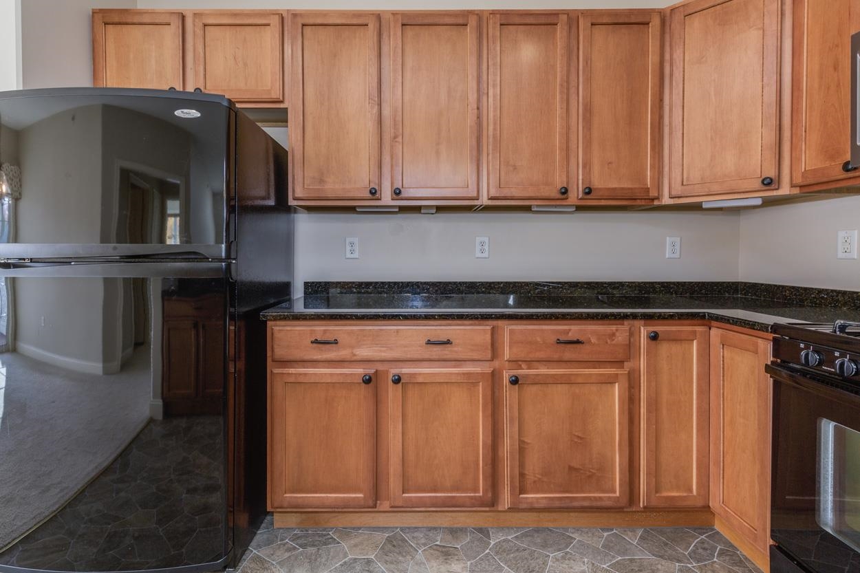 Manchester, New Hampshire 03102, United States, 2 Bedrooms Bedrooms, ,2 BathroomsBathrooms,Residential,Active,233443