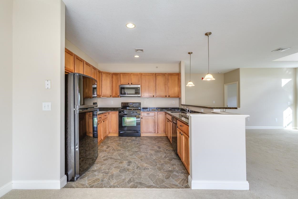 Manchester, New Hampshire 03102, United States, 2 Bedrooms Bedrooms, ,2 BathroomsBathrooms,Residential,Active,233443