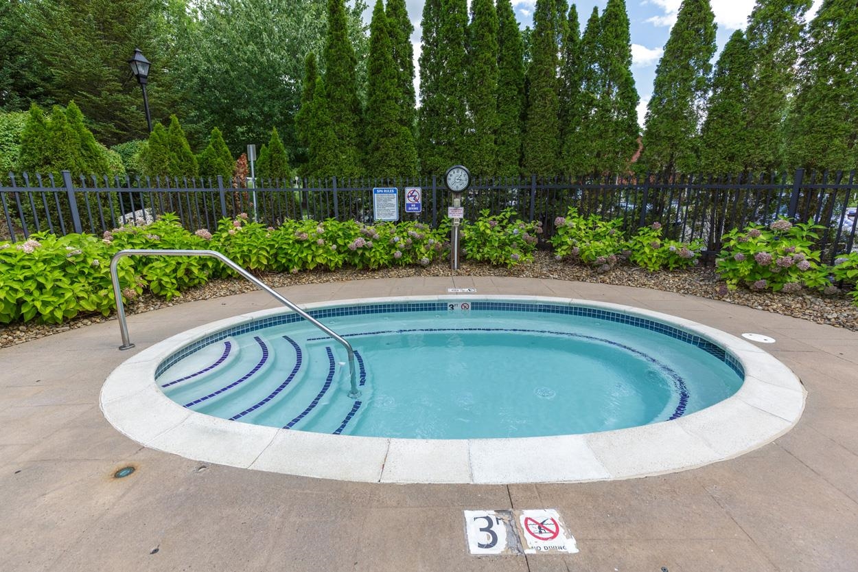 Manchester, New Hampshire 03102, United States, 2 Bedrooms Bedrooms, ,2 BathroomsBathrooms,Residential,Active,233443