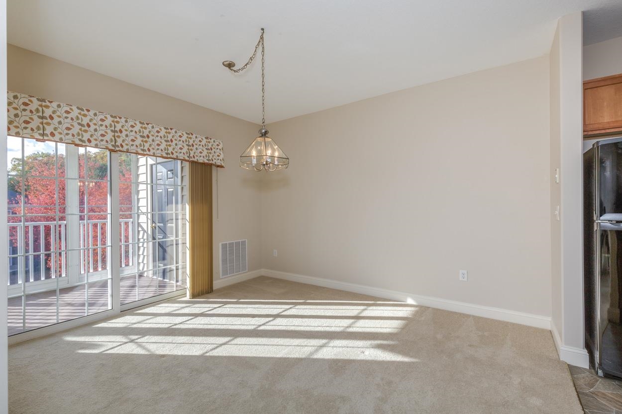 Manchester, New Hampshire 03102, United States, 2 Bedrooms Bedrooms, ,2 BathroomsBathrooms,Residential,Active,233443