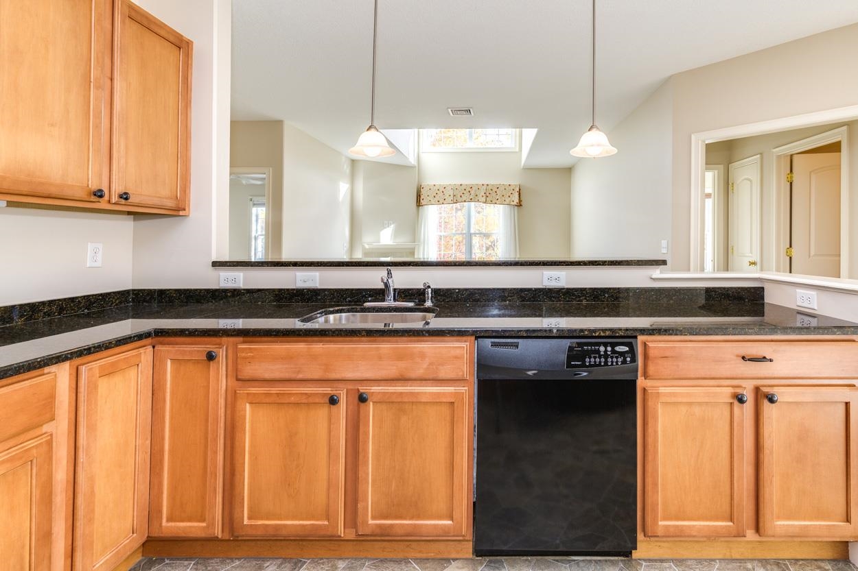 Manchester, New Hampshire 03102, United States, 2 Bedrooms Bedrooms, ,2 BathroomsBathrooms,Residential,Active,233443