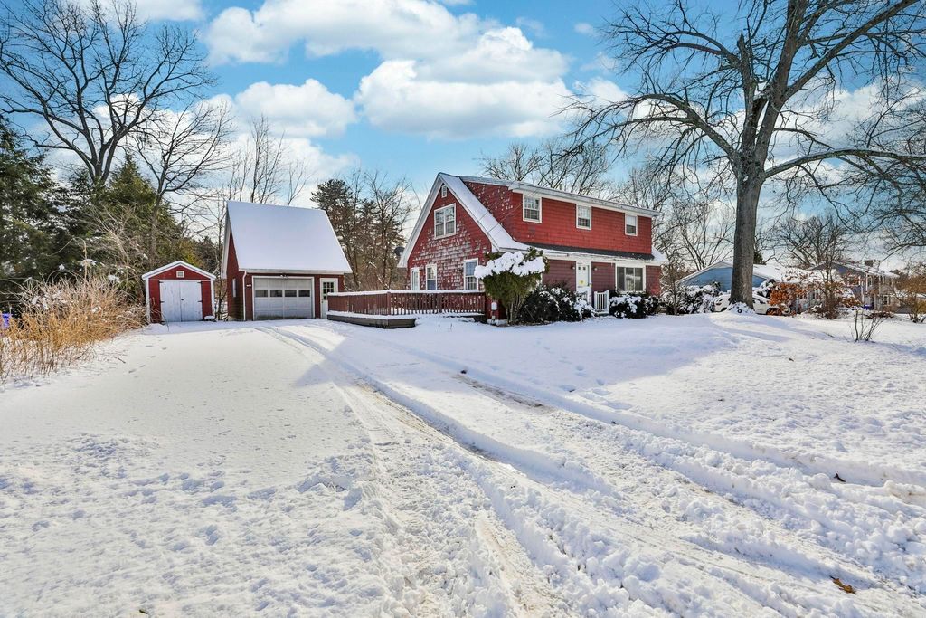 Photo of 12 Hemlock Street, Hudson, NH 03051 (MLS # 5074664)