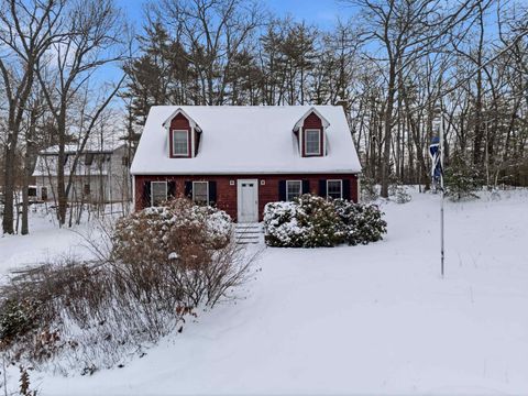 Photo of 5 Kestrel Lane, Hudson, NH 03051 (MLS # 5071493)