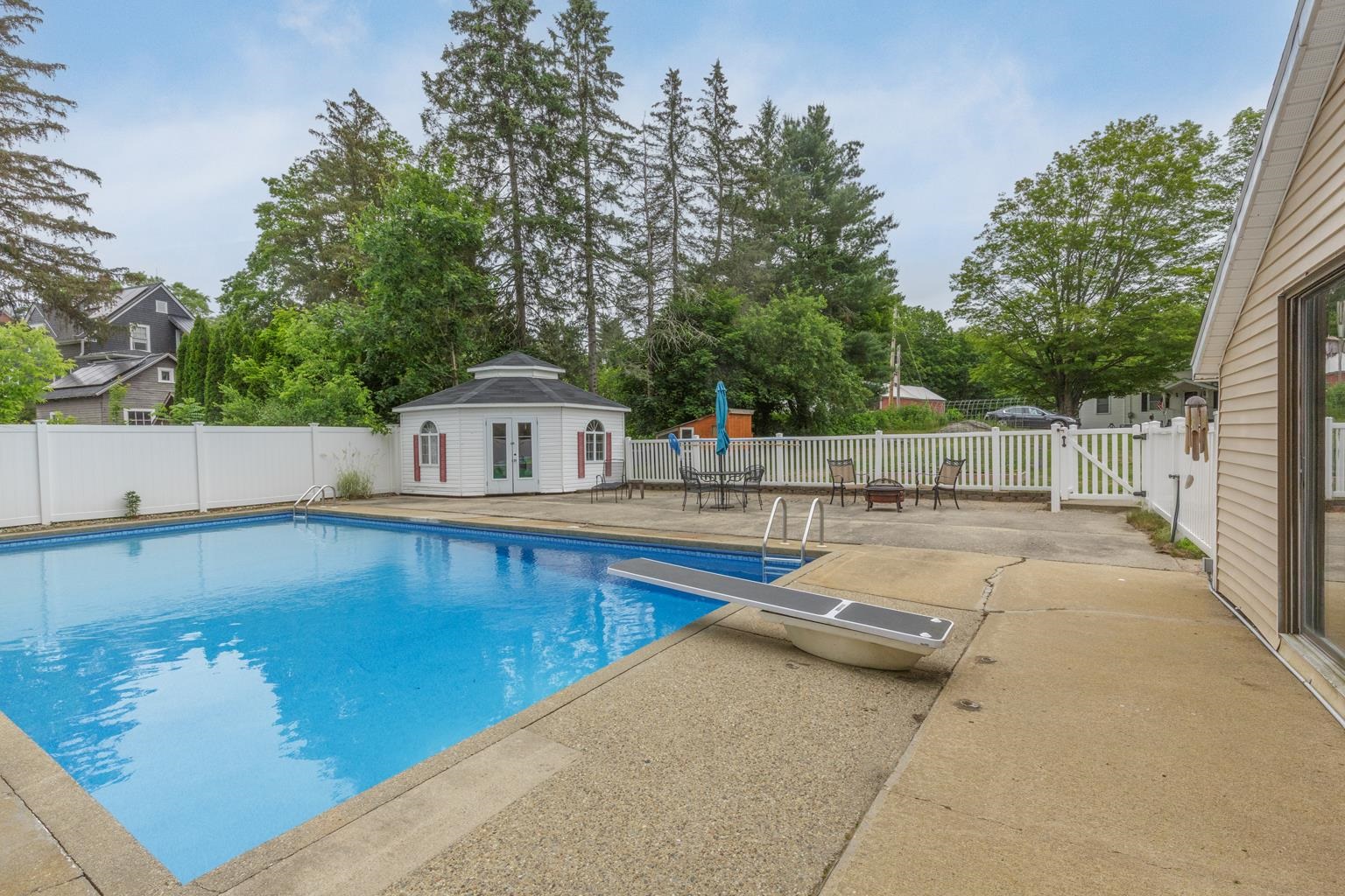 Pembroke, New Hampshire 03275, United States, 3 Bedrooms Bedrooms, ,2 BathroomsBathrooms,Residential,Active,153090