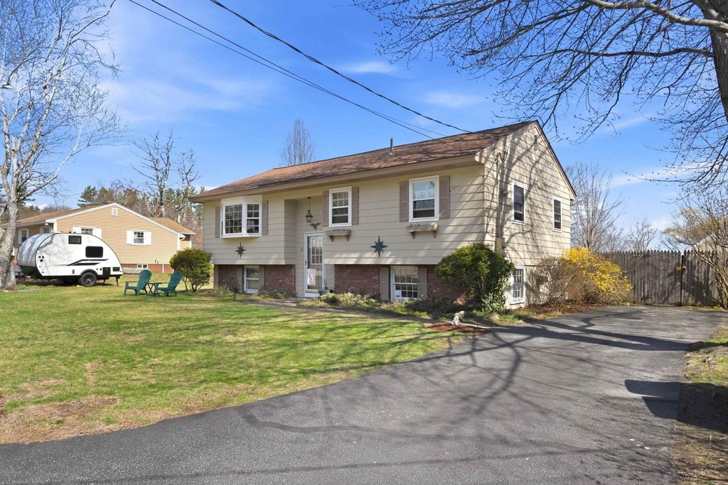 Photo of 6 Heather Drive, Hooksett, NH 03106 (MLS # 5083933)