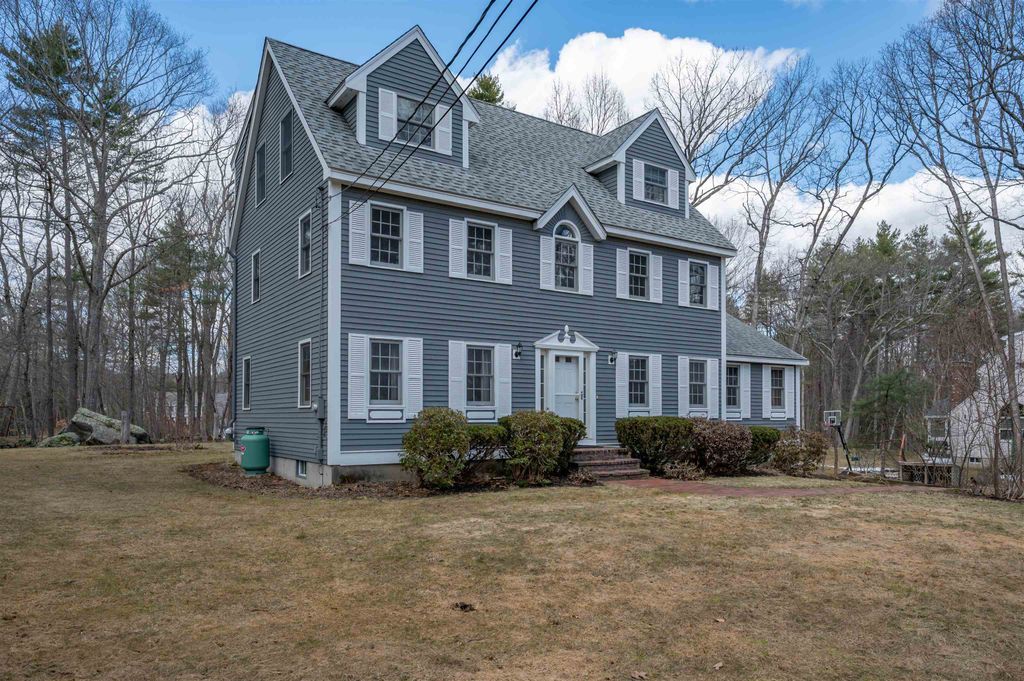 Photo of 28 Peaslee Court, Hampstead, NH 03841 (MLS # 5080279)