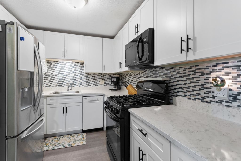 Photo of 128 Mammoth Road #107, Hooksett, NH 03106 (MLS # 5063926)