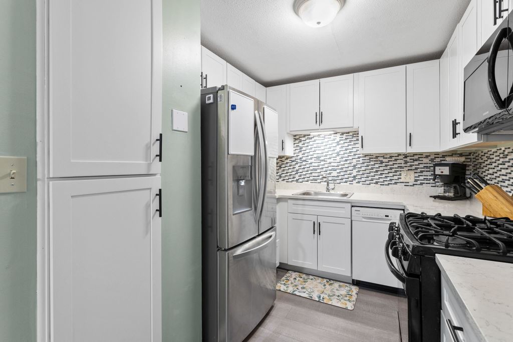 Photo of 128 Mammoth Road #107, Hooksett, NH 03106 (MLS # 5063926)