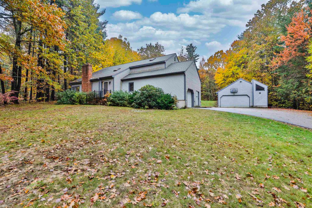 Photo of 11 Teloian Drive, Hudson, NH 03051 (MLS # 5066916)