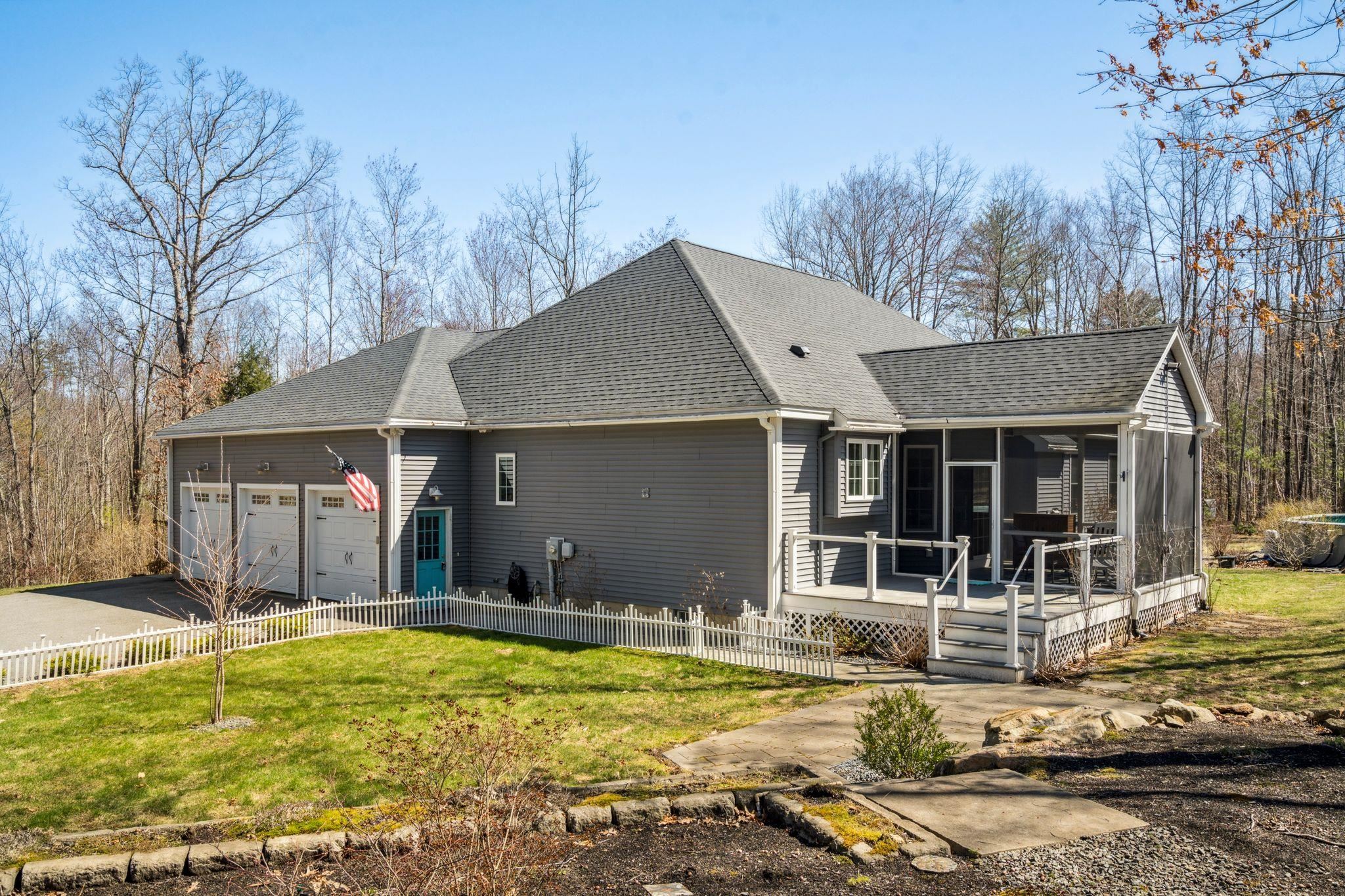 East Kingston, New Hampshire 03827, United States, 3 Bedrooms Bedrooms, ,3 BathroomsBathrooms,Residential,Pending,114185