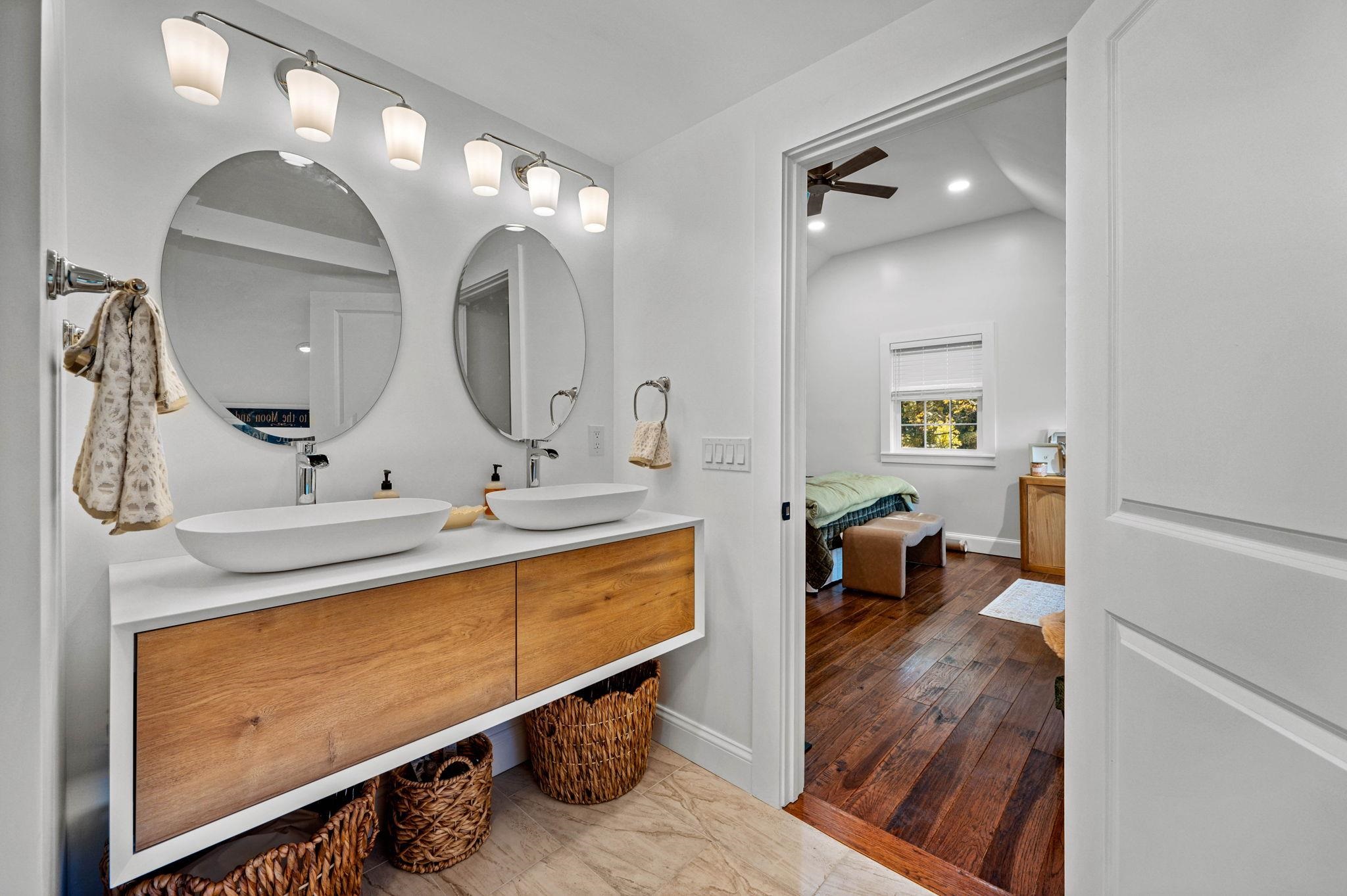 Stowe, Vermont 05672, United States, 2 Bedrooms Bedrooms, ,3 BathroomsBathrooms,Residential,Active,221995