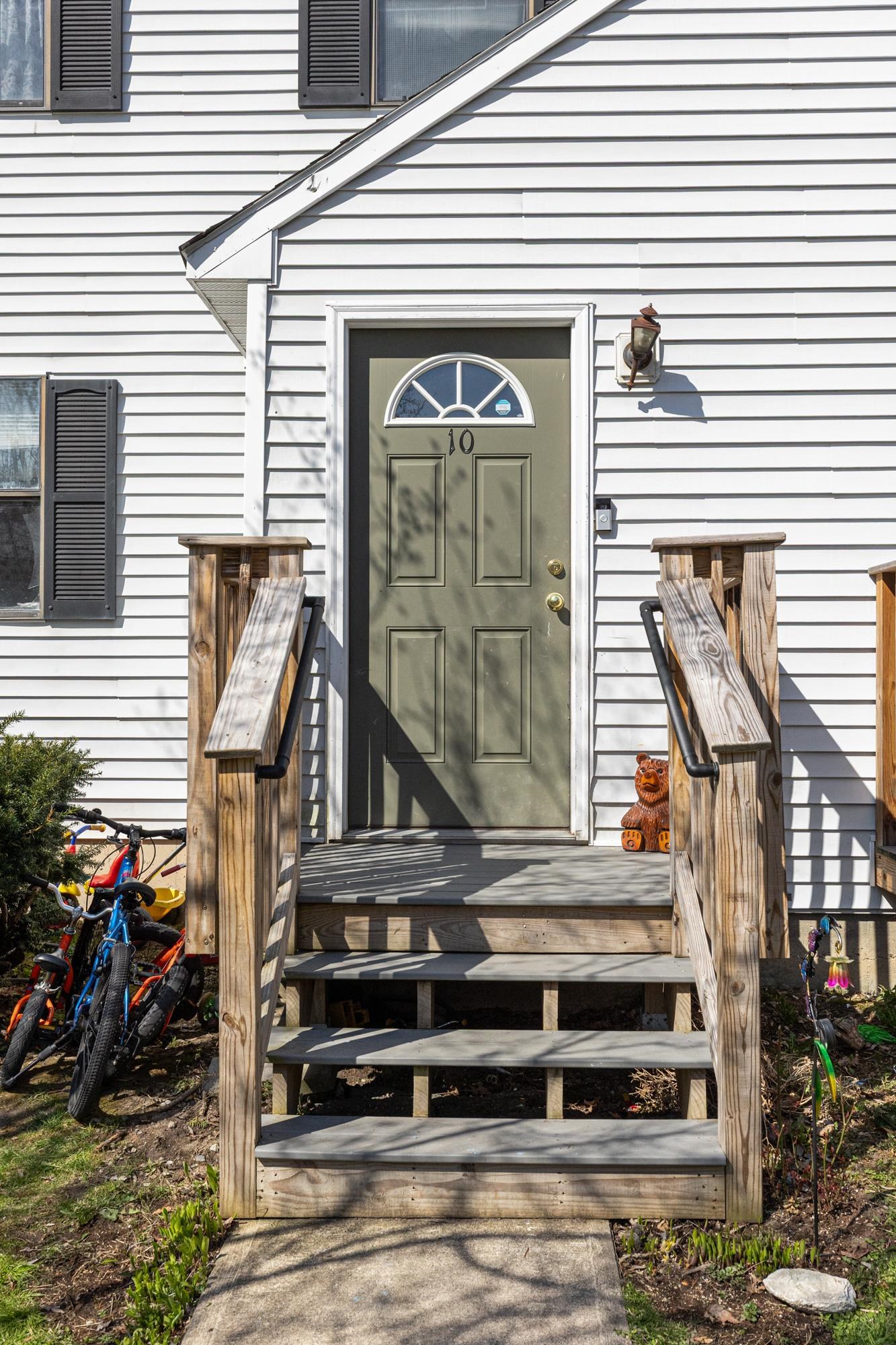 10 Woodbridge Lane