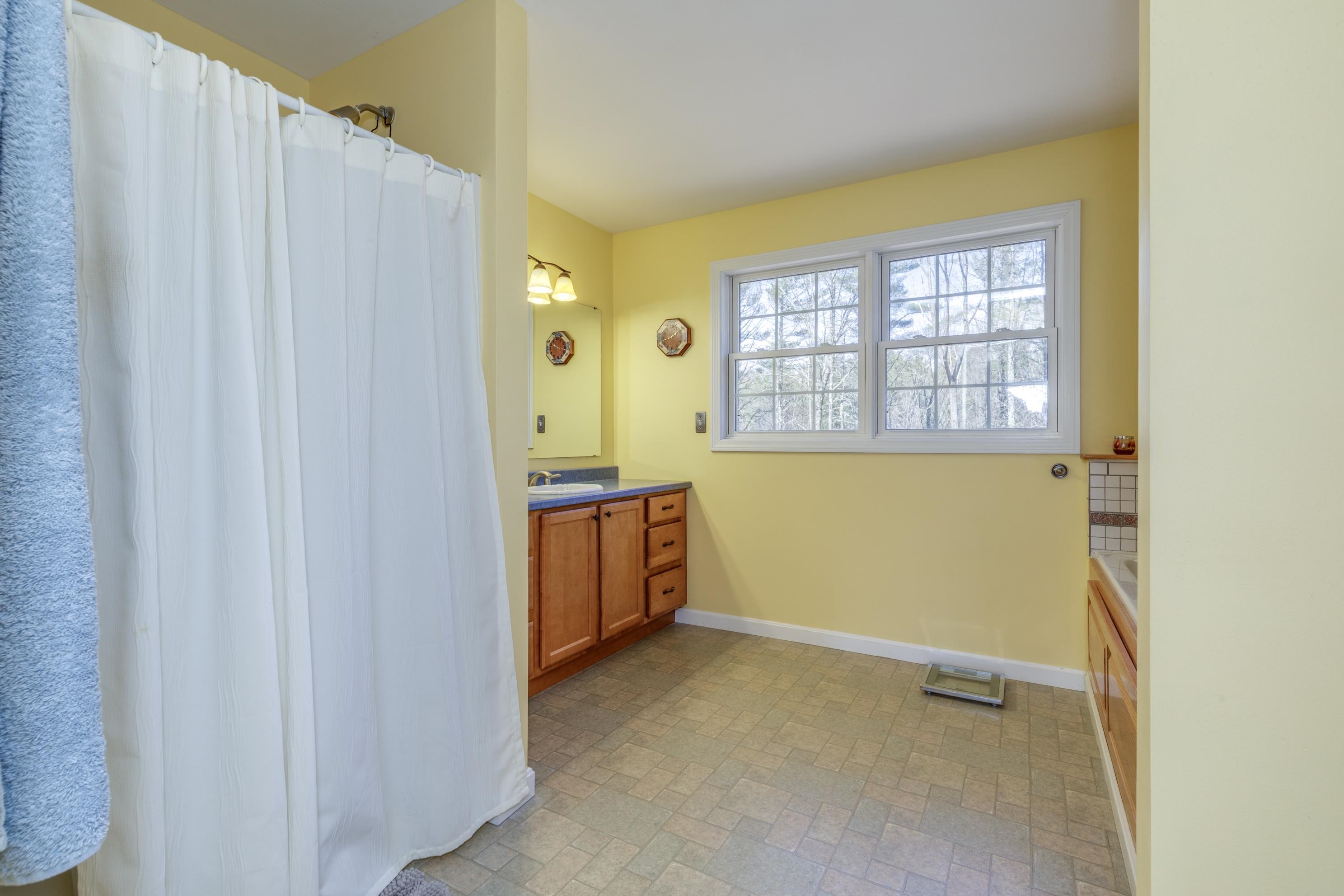 Deerfield, New Hampshire 03037, United States, 4 Bedrooms Bedrooms, ,3 BathroomsBathrooms,Residential,Pending,113866