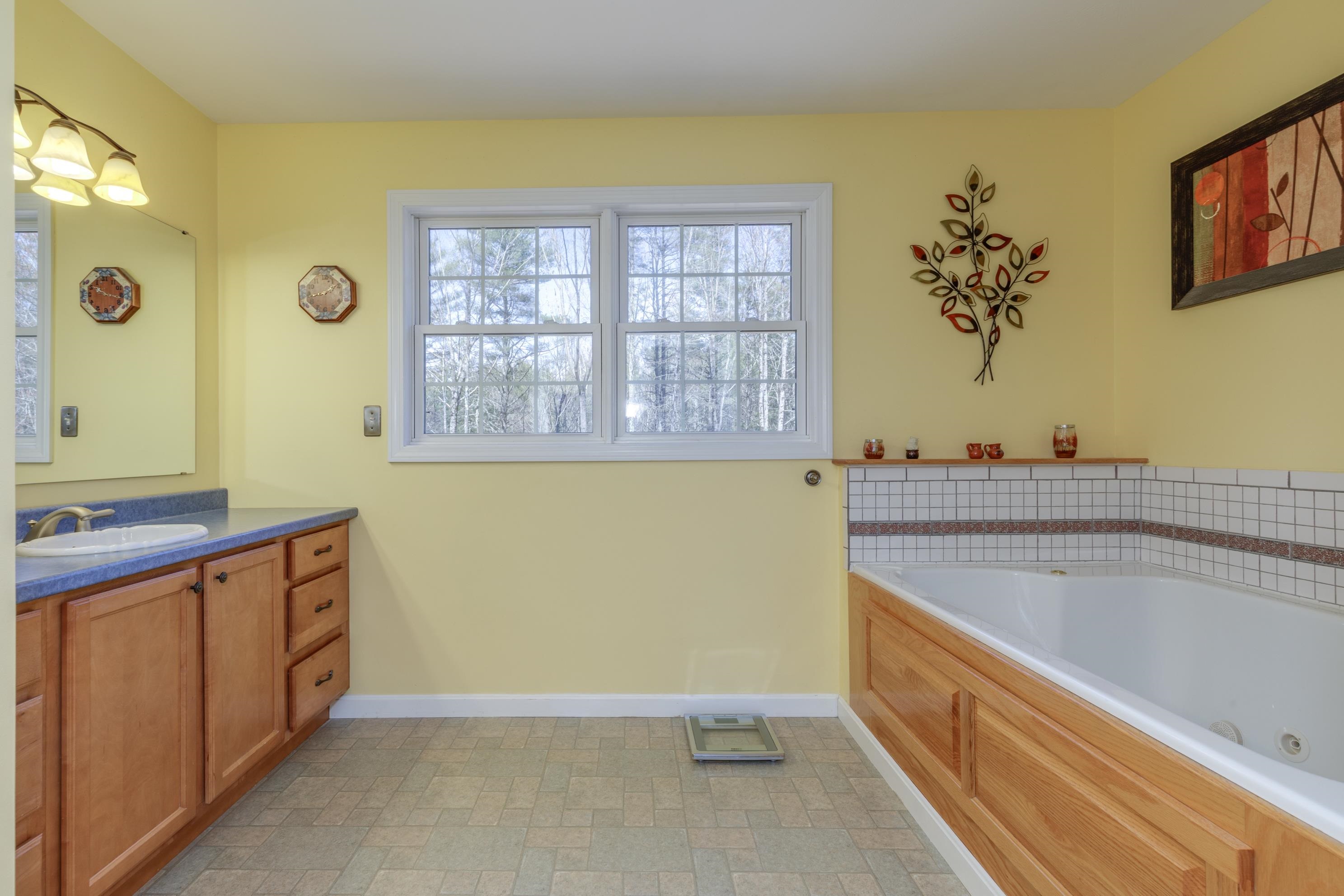 Deerfield, New Hampshire 03037, United States, 4 Bedrooms Bedrooms, ,3 BathroomsBathrooms,Residential,Pending,113866