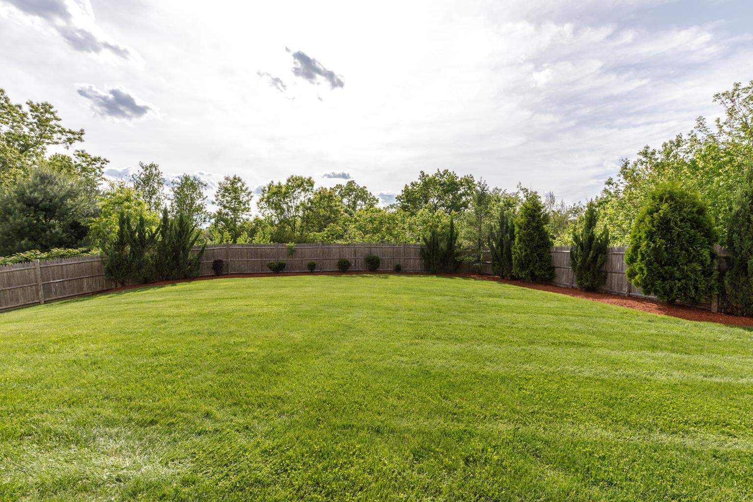 Derry, New Hampshire 03038, United States, 2 Bedrooms Bedrooms, ,2 BathroomsBathrooms,Residential,Pending,139083