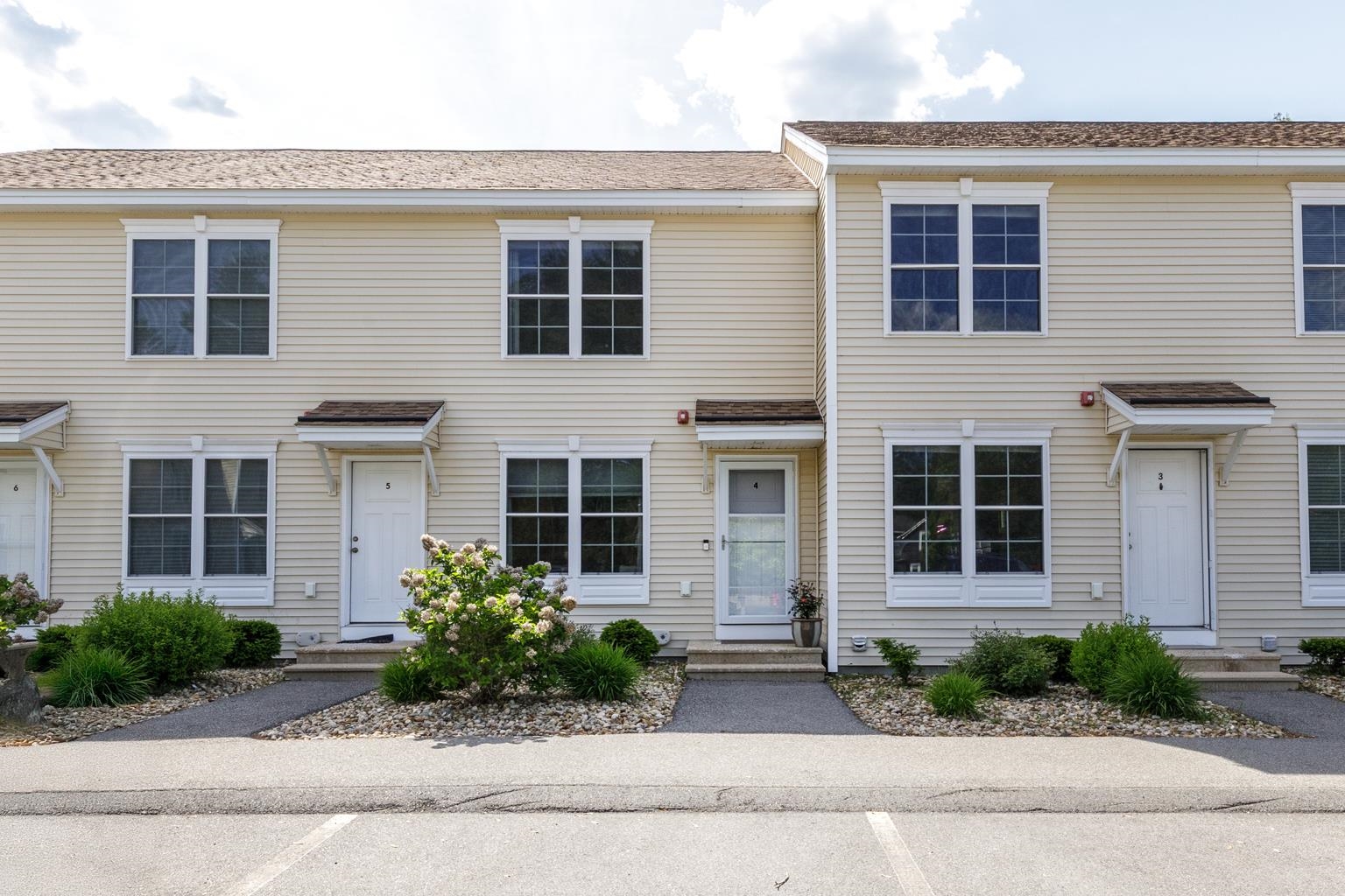 Derry, New Hampshire 03038, United States, 2 Bedrooms Bedrooms, ,2 BathroomsBathrooms,Residential,Pending,139083