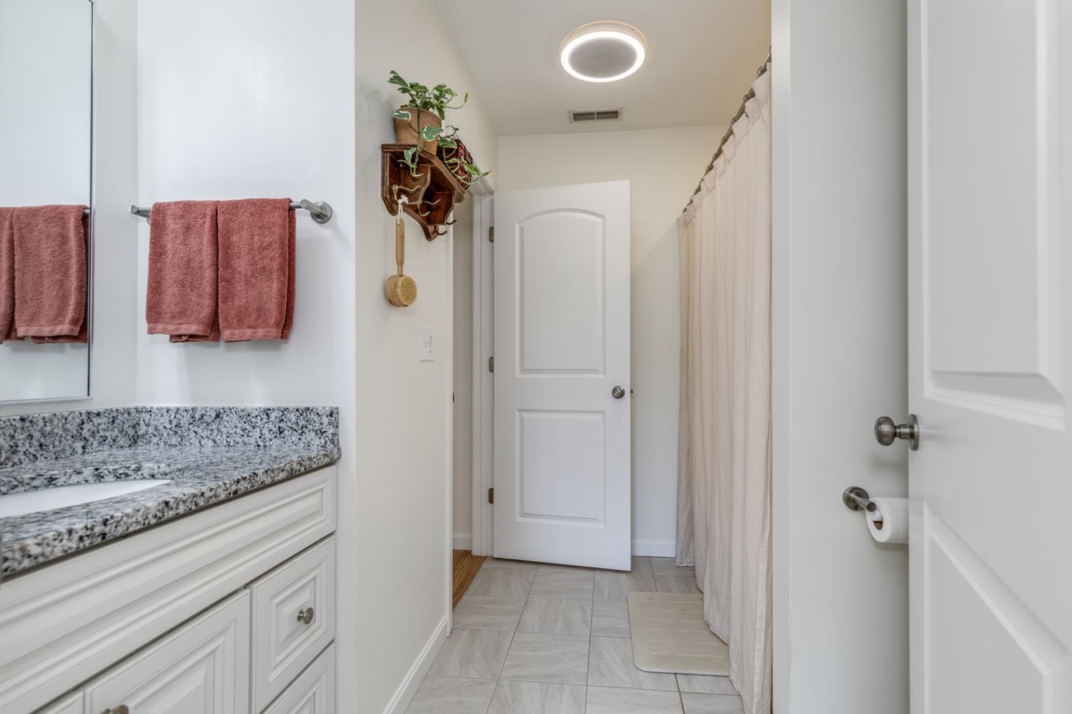 Derry, New Hampshire 03038, United States, 2 Bedrooms Bedrooms, ,2 BathroomsBathrooms,Residential,Pending,139083