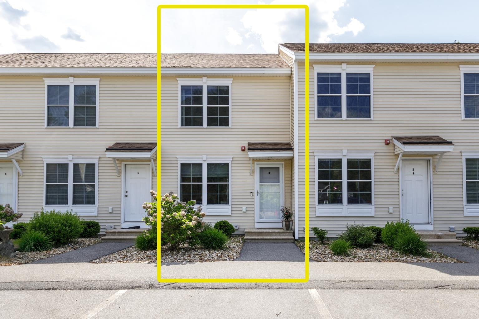 Derry, New Hampshire 03038, United States, 2 Bedrooms Bedrooms, ,2 BathroomsBathrooms,Residential,Pending,139083