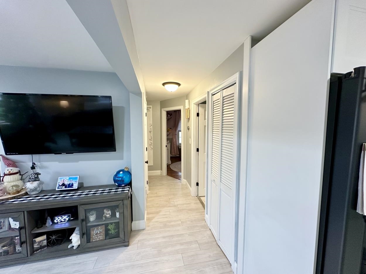 Manchester, New Hampshire 03109, United States, 3 Bedrooms Bedrooms, ,1 BathroomBathrooms,Residential,Pending,246917