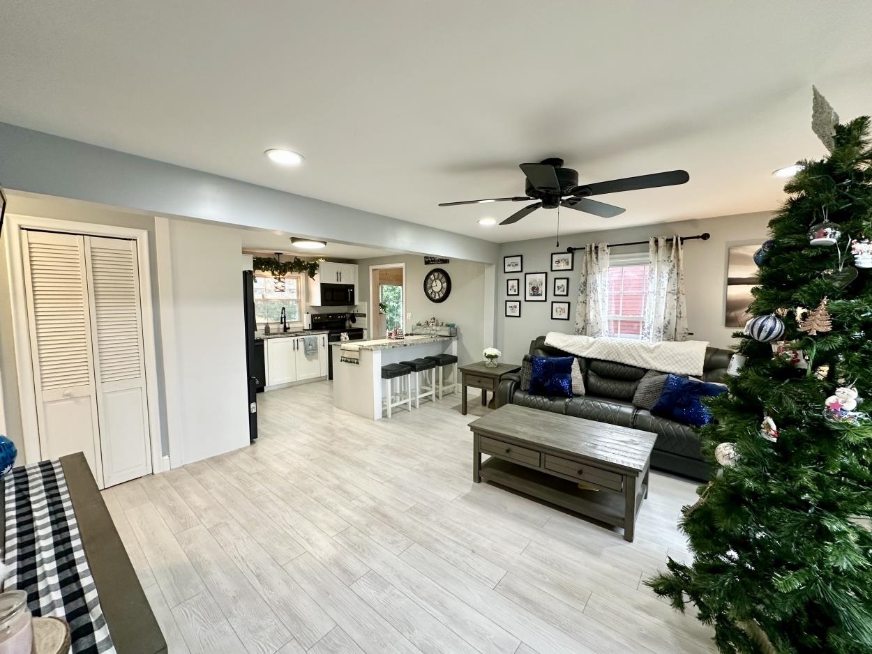 Manchester, New Hampshire 03109, United States, 3 Bedrooms Bedrooms, ,1 BathroomBathrooms,Residential,Pending,246917