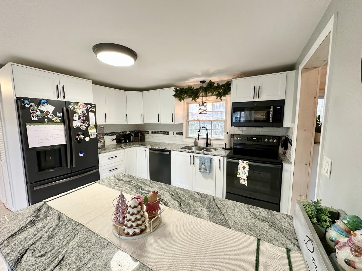 Manchester, New Hampshire 03109, United States, 3 Bedrooms Bedrooms, ,1 BathroomBathrooms,Residential,Pending,246917