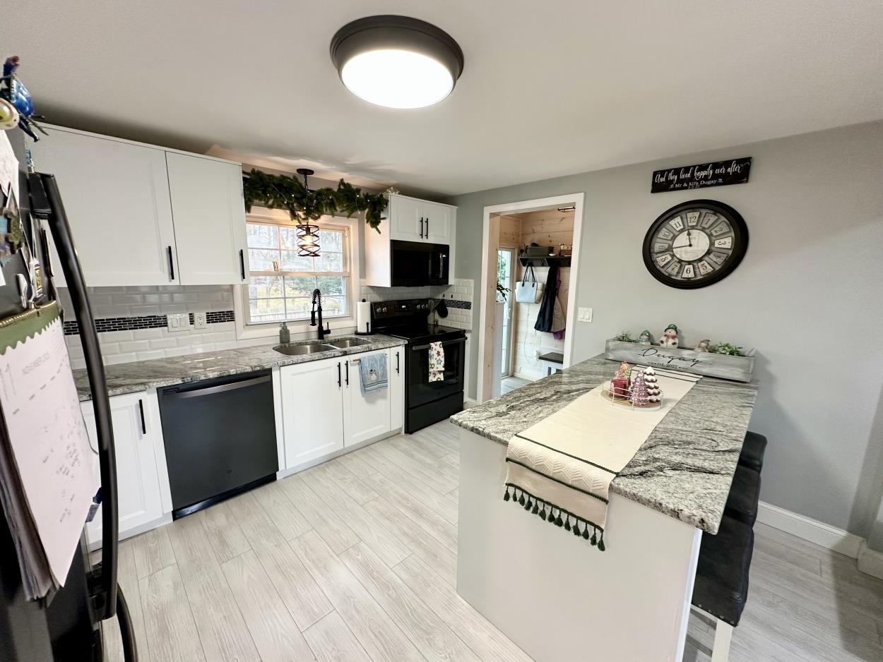 Manchester, New Hampshire 03109, United States, 3 Bedrooms Bedrooms, ,1 BathroomBathrooms,Residential,Pending,246917