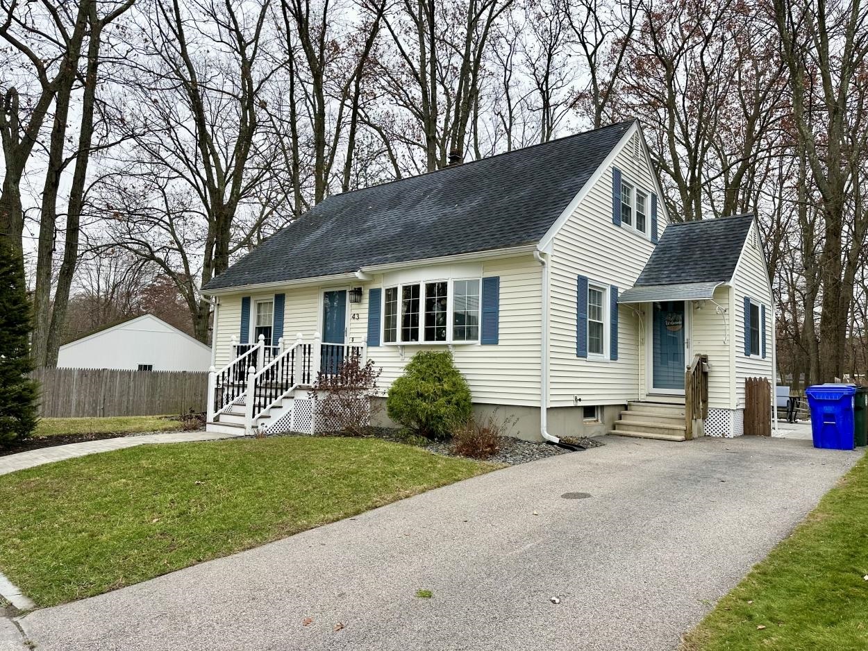 Manchester, New Hampshire 03109, United States, 3 Bedrooms Bedrooms, ,1 BathroomBathrooms,Residential,Pending,246917