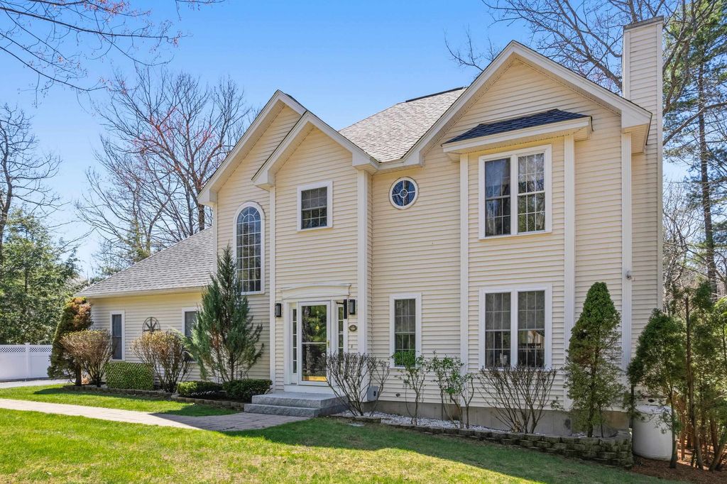 Photo of 8 Flag Court, Auburn, NH 03032 (MLS # 5085947)