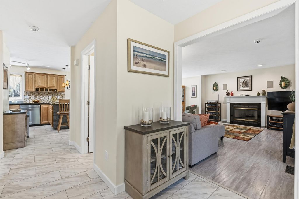 Photo of 8 Flag Court, Auburn, NH 03032 (MLS # 5085947)