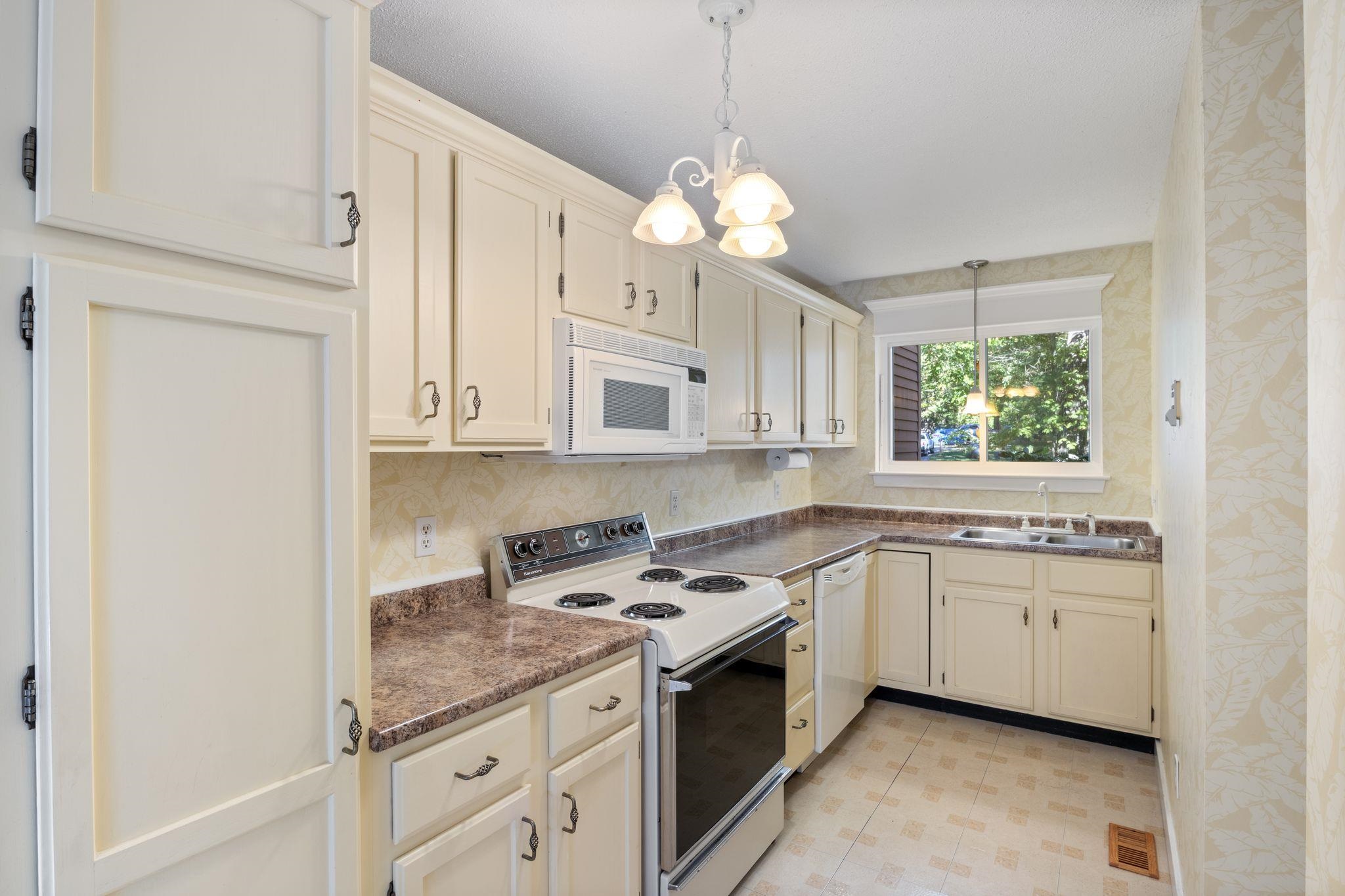 38 Dunvegan Woods Drive