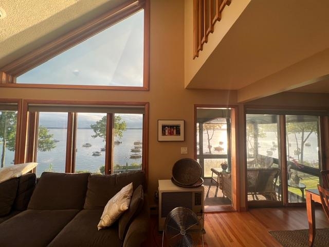 2696 Lake Shore Road 4