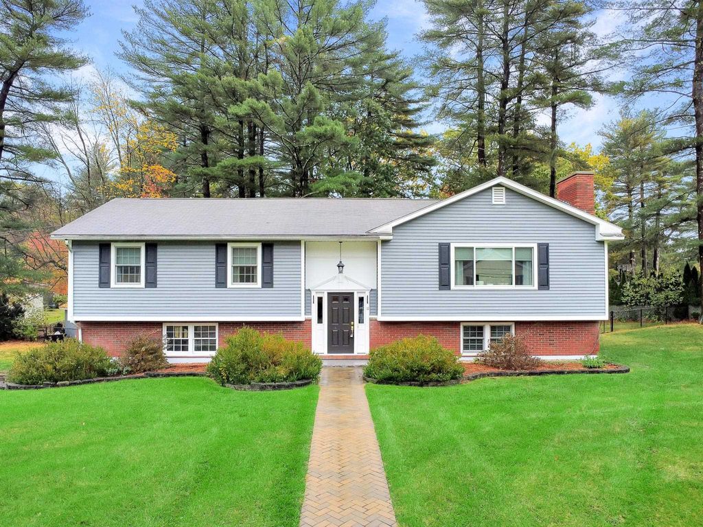 Photo of 11 Cardinal Drive, Hudson, NH 03051 (MLS # 5066881)